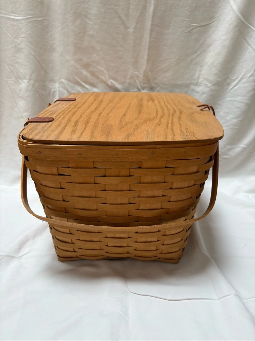 Longaberger Large Picnic Basket with Lid model 18122 in Light Brown